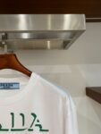 P70 普拉达PRADA 新款直喷工艺 高品质280克重磅短袖T恤，进口兄弟数码白墨直喷工艺 彰显不羁的个性与强大的气场 纯棉32支双纱面料，两遍缩水工艺，立体裁剪，面布做了蚀毛，手感非常好，亲肤透气，微宽松版型，上身舒适！ 日本Brother进口机数码直喷。色彩还原度 %，杜邦进口环保颜料，色牢度5级，经测验，洗涤100次，褪色程度不到1% 单品时尚感满满.日常出街或休闲都很百搭，轻松驾驭各种风格。色彩超鲜艳还透气，夏季必备 颜色：黑色/白色 码数：S-XL