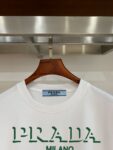 P70 普拉达PRADA 新款直喷工艺 高品质280克重磅短袖T恤，进口兄弟数码白墨直喷工艺 彰显不羁的个性与强大的气场 纯棉32支双纱面料，两遍缩水工艺，立体裁剪，面布做了蚀毛，手感非常好，亲肤透气，微宽松版型，上身舒适！ 日本Brother进口机数码直喷。色彩还原度 %，杜邦进口环保颜料，色牢度5级，经测验，洗涤100次，褪色程度不到1% 单品时尚感满满.日常出街或休闲都很百搭，轻松驾驭各种风格。色彩超鲜艳还透气，夏季必备 颜色：黑色/白色 码数：S-XL