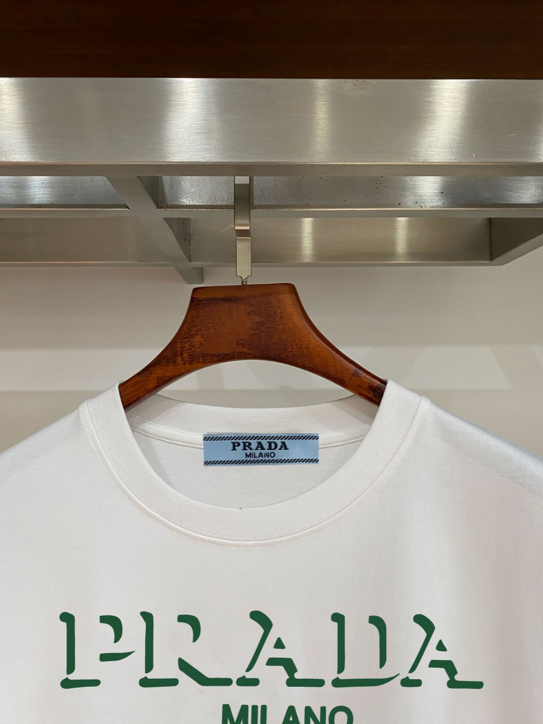 P70 普拉达PRADA 新款直喷工艺 高品质280克重磅短袖T恤，进口兄弟数码白墨直喷工艺 彰显不羁的个性与强大的气场 纯棉32支双纱面料，两遍缩水工艺，立体裁剪，面布做了蚀毛，手感非常好，亲肤透气，微宽松版型，上身舒适！ 日本Brother进口机数码直喷。色彩还原度 %，杜邦进口环保颜料，色牢度5级，经测验，洗涤100次，褪色程度不到1% 单品时尚感满满.日常出街或休闲都很百搭，轻松驾驭各种风格。色彩超鲜艳还透气，夏季必备 颜色：黑色/白色 码数：S-XL