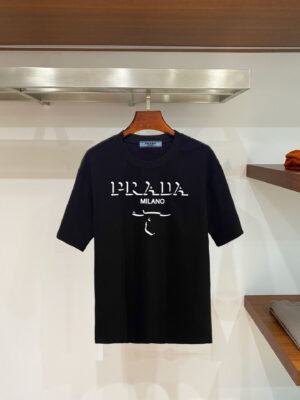 weigou_197658_0_4d6b1be26e P70 普拉达PRADA 新款直喷工艺 高品质280克重磅短袖T恤,进口兄弟数码白墨直喷工艺 彰显不羁的个性与强大的气场 纯棉32支双纱面料,两遍缩水工艺,立体裁剪,面布做了蚀毛,手感非常好,亲肤透气,微宽松版型,上身舒适! 日本Brother进口机数码直喷。色彩还原度 %,杜邦进口环保颜料,色牢度5级,经测验,洗涤100次,褪色程度不到1% 单品时尚感满满.日常出街或休闲都很百搭,轻松驾驭各种风格。色彩超鲜艳还透气,夏季必备 颜色:黑色/白色 码数:S-XL