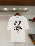 P70 普拉达PRADA 新款直喷工艺 高品质280克重磅短袖T恤，进口兄弟数码白墨直喷工艺 彰显不羁的个性与强大的气场 纯棉32支双纱面料，两遍缩水工艺，立体裁剪，面布做了蚀毛，手感非常好，亲肤透气，微宽松版型，上身舒适！ 日本Brother进口机数码直喷。色彩还原度 %，杜邦进口环保颜料，色牢度5级，经测验，洗涤100次，褪色程度不到1% 单品时尚感满满.日常出街或休闲都很百搭，轻松驾驭各种风格。色彩超鲜艳还透气，夏季必备 颜色：黑色/白色 码数：S-XL