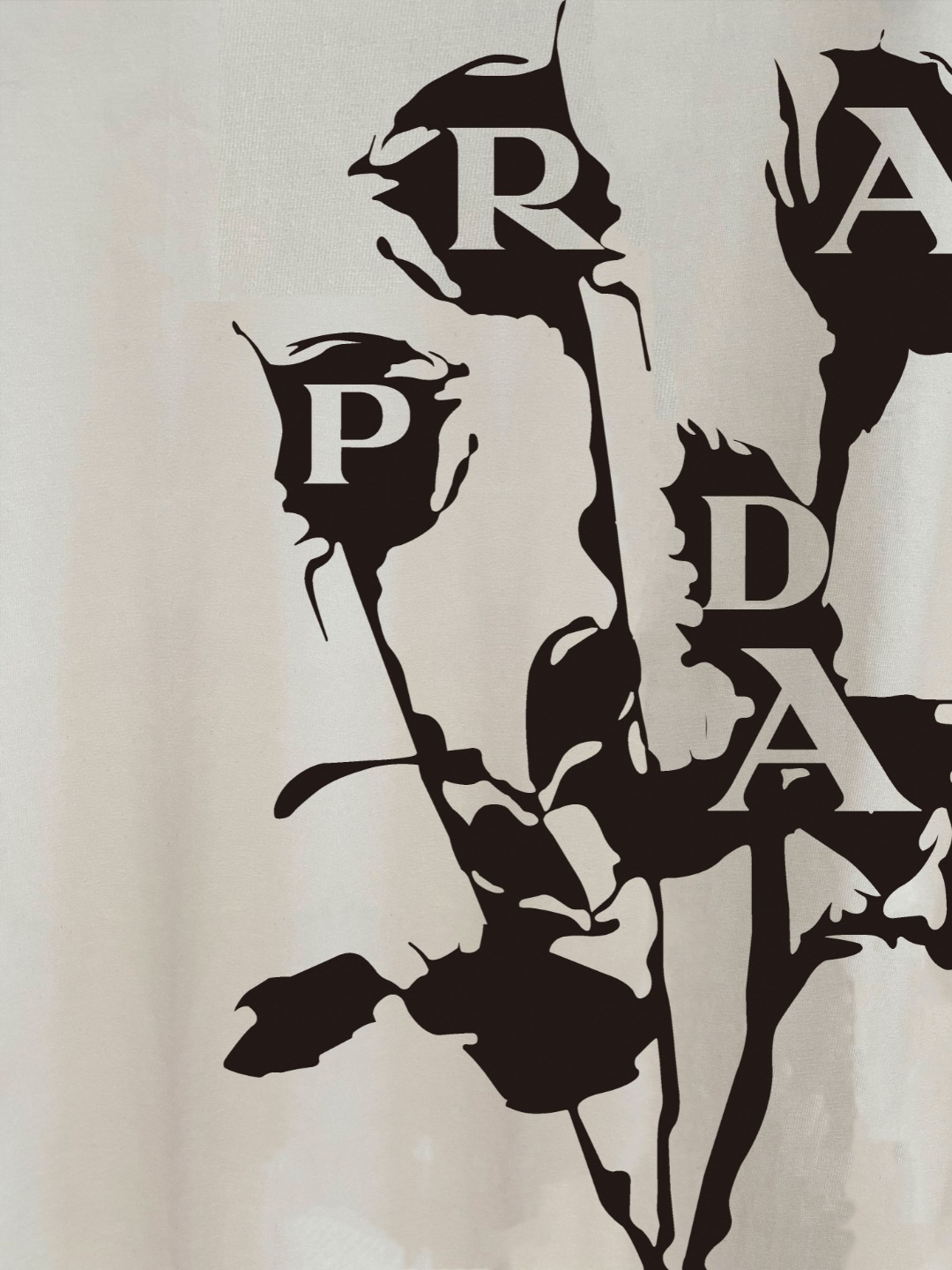 P70 普拉达PRADA 新款直喷工艺 高品质280克重磅短袖T恤，进口兄弟数码白墨直喷工艺 彰显不羁的个性与强大的气场 纯棉32支双纱面料，两遍缩水工艺，立体裁剪，面布做了蚀毛，手感非常好，亲肤透气，微宽松版型，上身舒适！ 日本Brother进口机数码直喷。色彩还原度 %，杜邦进口环保颜料，色牢度5级，经测验，洗涤100次，褪色程度不到1% 单品时尚感满满.日常出街或休闲都很百搭，轻松驾驭各种风格。色彩超鲜艳还透气，夏季必备 颜色：黑色/白色 码数：S-XL