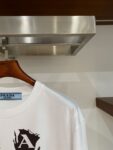 P70 普拉达PRADA 新款直喷工艺 高品质280克重磅短袖T恤，进口兄弟数码白墨直喷工艺 彰显不羁的个性与强大的气场 纯棉32支双纱面料，两遍缩水工艺，立体裁剪，面布做了蚀毛，手感非常好，亲肤透气，微宽松版型，上身舒适！ 日本Brother进口机数码直喷。色彩还原度 %，杜邦进口环保颜料，色牢度5级，经测验，洗涤100次，褪色程度不到1% 单品时尚感满满.日常出街或休闲都很百搭，轻松驾驭各种风格。色彩超鲜艳还透气，夏季必备 颜色：黑色/白色 码数：S-XL