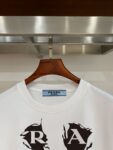 P70 普拉达PRADA 新款直喷工艺 高品质280克重磅短袖T恤，进口兄弟数码白墨直喷工艺 彰显不羁的个性与强大的气场 纯棉32支双纱面料，两遍缩水工艺，立体裁剪，面布做了蚀毛，手感非常好，亲肤透气，微宽松版型，上身舒适！ 日本Brother进口机数码直喷。色彩还原度 %，杜邦进口环保颜料，色牢度5级，经测验，洗涤100次，褪色程度不到1% 单品时尚感满满.日常出街或休闲都很百搭，轻松驾驭各种风格。色彩超鲜艳还透气，夏季必备 颜色：黑色/白色 码数：S-XL