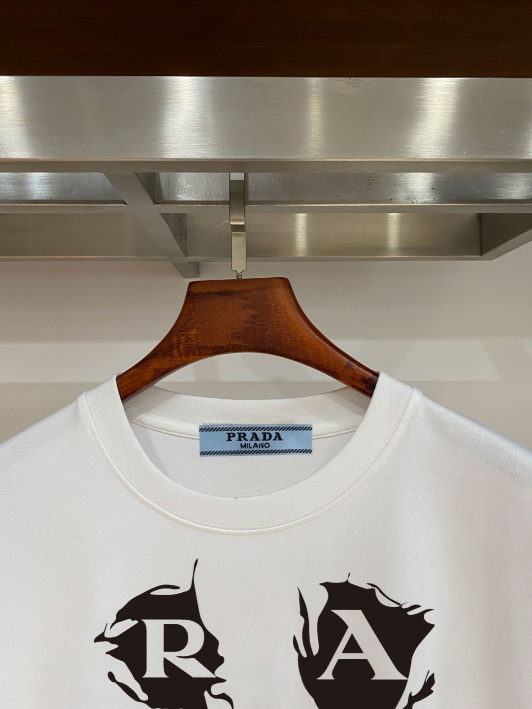 P70 普拉达PRADA 新款直喷工艺 高品质280克重磅短袖T恤，进口兄弟数码白墨直喷工艺 彰显不羁的个性与强大的气场 纯棉32支双纱面料，两遍缩水工艺，立体裁剪，面布做了蚀毛，手感非常好，亲肤透气，微宽松版型，上身舒适！ 日本Brother进口机数码直喷。色彩还原度 %，杜邦进口环保颜料，色牢度5级，经测验，洗涤100次，褪色程度不到1% 单品时尚感满满.日常出街或休闲都很百搭，轻松驾驭各种风格。色彩超鲜艳还透气，夏季必备 颜色：黑色/白色 码数：S-XL