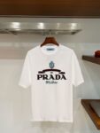 P70 普拉达PRADA 新款直喷工艺 高品质280克重磅短袖T恤，进口兄弟数码白墨直喷工艺 彰显不羁的个性与强大的气场 纯棉32支双纱面料，两遍缩水工艺，立体裁剪，面布做了蚀毛，手感非常好，亲肤透气，微宽松版型，上身舒适！ 日本Brother进口机数码直喷。色彩还原度 %，杜邦进口环保颜料，色牢度5级，经测验，洗涤100次，褪色程度不到1% 单品时尚感满满.日常出街或休闲都很百搭，轻松驾驭各种风格。色彩超鲜艳还透气，夏季必备 颜色：黑色/白色 码数：S-XL