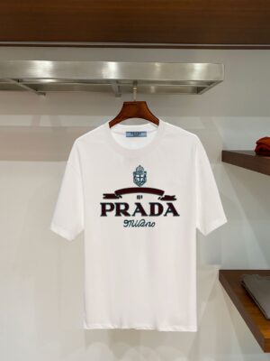 weigou_197700_0_780effe60f P70 普拉达PRADA 新款直喷工艺 高品质280克重磅短袖T恤,进口兄弟数码白墨直喷工艺 彰显不羁的个性与强大的气场 纯棉32支双纱面料,两遍缩水工艺,立体裁剪,面布做了蚀毛,手感非常好,亲肤透气,微宽松版型,上身舒适! 日本Brother进口机数码直喷。色彩还原度 %,杜邦进口环保颜料,色牢度5级,经测验,洗涤100次,褪色程度不到1% 单品时尚感满满.日常出街或休闲都很百搭,轻松驾驭各种风格。色彩超鲜艳还透气,夏季必备 颜色:黑色/白色 码数:S-XL
