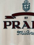 P70 普拉达PRADA 新款直喷工艺 高品质280克重磅短袖T恤，进口兄弟数码白墨直喷工艺 彰显不羁的个性与强大的气场 纯棉32支双纱面料，两遍缩水工艺，立体裁剪，面布做了蚀毛，手感非常好，亲肤透气，微宽松版型，上身舒适！ 日本Brother进口机数码直喷。色彩还原度 %，杜邦进口环保颜料，色牢度5级，经测验，洗涤100次，褪色程度不到1% 单品时尚感满满.日常出街或休闲都很百搭，轻松驾驭各种风格。色彩超鲜艳还透气，夏季必备 颜色：黑色/白色 码数：S-XL
