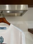 P70 普拉达PRADA 新款直喷工艺 高品质280克重磅短袖T恤，进口兄弟数码白墨直喷工艺 彰显不羁的个性与强大的气场 纯棉32支双纱面料，两遍缩水工艺，立体裁剪，面布做了蚀毛，手感非常好，亲肤透气，微宽松版型，上身舒适！ 日本Brother进口机数码直喷。色彩还原度 %，杜邦进口环保颜料，色牢度5级，经测验，洗涤100次，褪色程度不到1% 单品时尚感满满.日常出街或休闲都很百搭，轻松驾驭各种风格。色彩超鲜艳还透气，夏季必备 颜色：黑色/白色 码数：S-XL