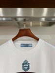 P70 普拉达PRADA 新款直喷工艺 高品质280克重磅短袖T恤，进口兄弟数码白墨直喷工艺 彰显不羁的个性与强大的气场 纯棉32支双纱面料，两遍缩水工艺，立体裁剪，面布做了蚀毛，手感非常好，亲肤透气，微宽松版型，上身舒适！ 日本Brother进口机数码直喷。色彩还原度 %，杜邦进口环保颜料，色牢度5级，经测验，洗涤100次，褪色程度不到1% 单品时尚感满满.日常出街或休闲都很百搭，轻松驾驭各种风格。色彩超鲜艳还透气，夏季必备 颜色：黑色/白色 码数：S-XL