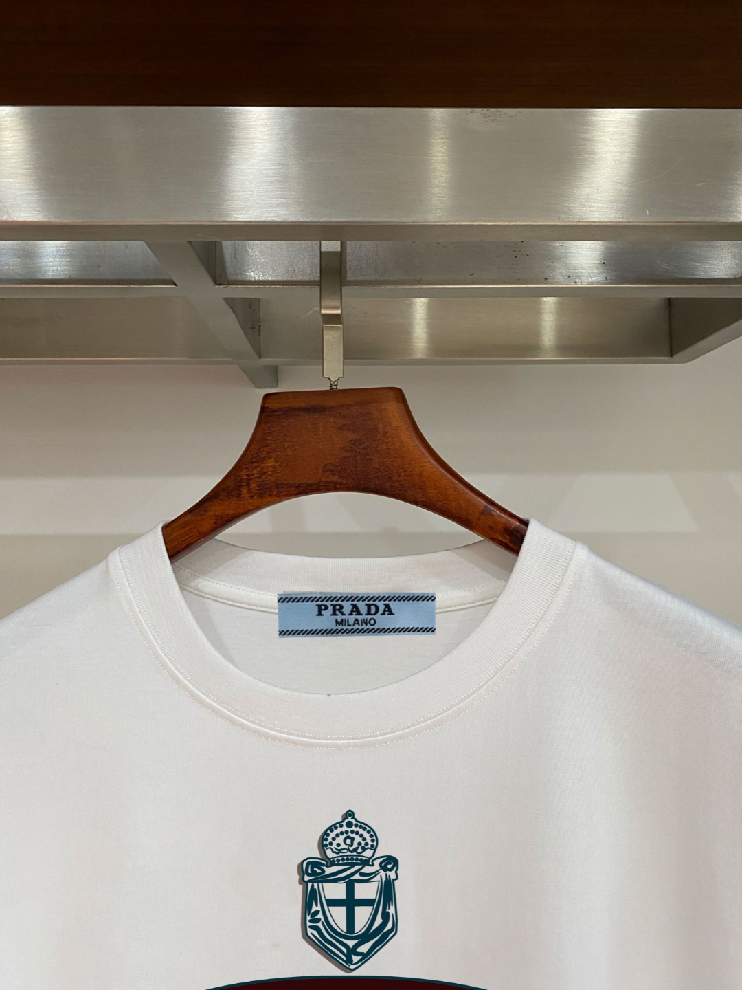 P70 普拉达PRADA 新款直喷工艺 高品质280克重磅短袖T恤，进口兄弟数码白墨直喷工艺 彰显不羁的个性与强大的气场 纯棉32支双纱面料，两遍缩水工艺，立体裁剪，面布做了蚀毛，手感非常好，亲肤透气，微宽松版型，上身舒适！ 日本Brother进口机数码直喷。色彩还原度 %，杜邦进口环保颜料，色牢度5级，经测验，洗涤100次，褪色程度不到1% 单品时尚感满满.日常出街或休闲都很百搭，轻松驾驭各种风格。色彩超鲜艳还透气，夏季必备 颜色：黑色/白色 码数：S-XL