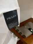 P70 普拉达PRADA 新款直喷工艺 高品质280克重磅短袖T恤，进口兄弟数码白墨直喷工艺 彰显不羁的个性与强大的气场 纯棉32支双纱面料，两遍缩水工艺，立体裁剪，面布做了蚀毛，手感非常好，亲肤透气，微宽松版型，上身舒适！ 日本Brother进口机数码直喷。色彩还原度 %，杜邦进口环保颜料，色牢度5级，经测验，洗涤100次，褪色程度不到1% 单品时尚感满满.日常出街或休闲都很百搭，轻松驾驭各种风格。色彩超鲜艳还透气，夏季必备 颜色：黑色/白色 码数：S-XL