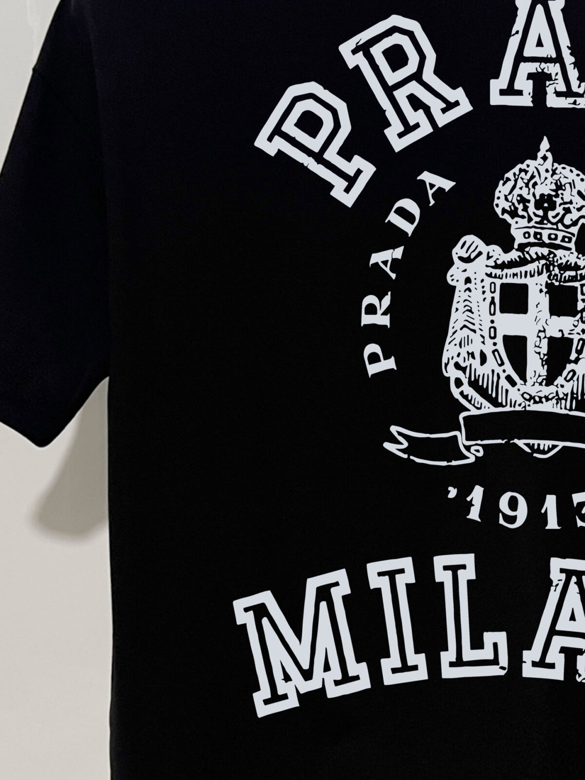 P70 普拉达PRADA 新款直喷工艺 高品质280克重磅短袖T恤，进口兄弟数码白墨直喷工艺 彰显不羁的个性与强大的气场 纯棉32支双纱面料，两遍缩水工艺，立体裁剪，面布做了蚀毛，手感非常好，亲肤透气，微宽松版型，上身舒适！ 日本Brother进口机数码直喷。色彩还原度 %，杜邦进口环保颜料，色牢度5级，经测验，洗涤100次，褪色程度不到1% 单品时尚感满满.日常出街或休闲都很百搭，轻松驾驭各种风格。色彩超鲜艳还透气，夏季必备 颜色：黑色/白色 码数：S-XL