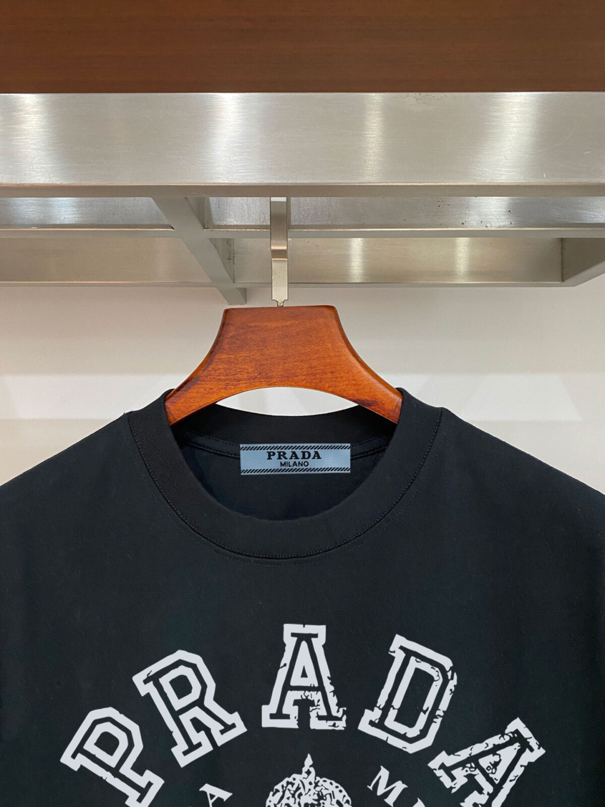 P70 普拉达PRADA 新款直喷工艺 高品质280克重磅短袖T恤，进口兄弟数码白墨直喷工艺 彰显不羁的个性与强大的气场 纯棉32支双纱面料，两遍缩水工艺，立体裁剪，面布做了蚀毛，手感非常好，亲肤透气，微宽松版型，上身舒适！ 日本Brother进口机数码直喷。色彩还原度 %，杜邦进口环保颜料，色牢度5级，经测验，洗涤100次，褪色程度不到1% 单品时尚感满满.日常出街或休闲都很百搭，轻松驾驭各种风格。色彩超鲜艳还透气，夏季必备 颜色：黑色/白色 码数：S-XL
