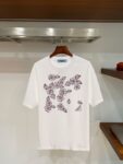 P70 普拉达PRADA 新款直喷工艺 高品质280克重磅短袖T恤，进口兄弟数码白墨直喷工艺 彰显不羁的个性与强大的气场 纯棉32支双纱面料，两遍缩水工艺，立体裁剪，面布做了蚀毛，手感非常好，亲肤透气，微宽松版型，上身舒适！ 日本Brother进口机数码直喷。色彩还原度 %，杜邦进口环保颜料，色牢度5级，经测验，洗涤100次，褪色程度不到1% 单品时尚感满满.日常出街或休闲都很百搭，轻松驾驭各种风格。色彩超鲜艳还透气，夏季必备 颜色：黑色/白色 码数：S-XL