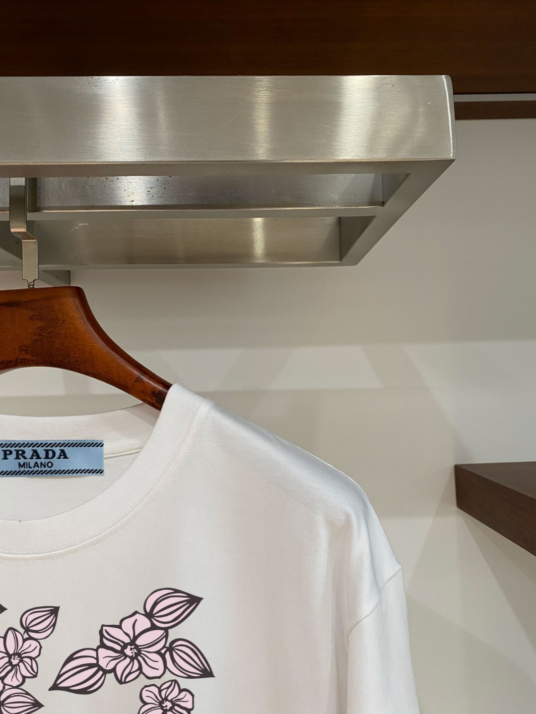 P70 普拉达PRADA 新款直喷工艺 高品质280克重磅短袖T恤，进口兄弟数码白墨直喷工艺 彰显不羁的个性与强大的气场 纯棉32支双纱面料，两遍缩水工艺，立体裁剪，面布做了蚀毛，手感非常好，亲肤透气，微宽松版型，上身舒适！ 日本Brother进口机数码直喷。色彩还原度 %，杜邦进口环保颜料，色牢度5级，经测验，洗涤100次，褪色程度不到1% 单品时尚感满满.日常出街或休闲都很百搭，轻松驾驭各种风格。色彩超鲜艳还透气，夏季必备 颜色：黑色/白色 码数：S-XL
