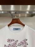 P70 普拉达PRADA 新款直喷工艺 高品质280克重磅短袖T恤，进口兄弟数码白墨直喷工艺 彰显不羁的个性与强大的气场 纯棉32支双纱面料，两遍缩水工艺，立体裁剪，面布做了蚀毛，手感非常好，亲肤透气，微宽松版型，上身舒适！ 日本Brother进口机数码直喷。色彩还原度 %，杜邦进口环保颜料，色牢度5级，经测验，洗涤100次，褪色程度不到1% 单品时尚感满满.日常出街或休闲都很百搭，轻松驾驭各种风格。色彩超鲜艳还透气，夏季必备 颜色：黑色/白色 码数：S-XL