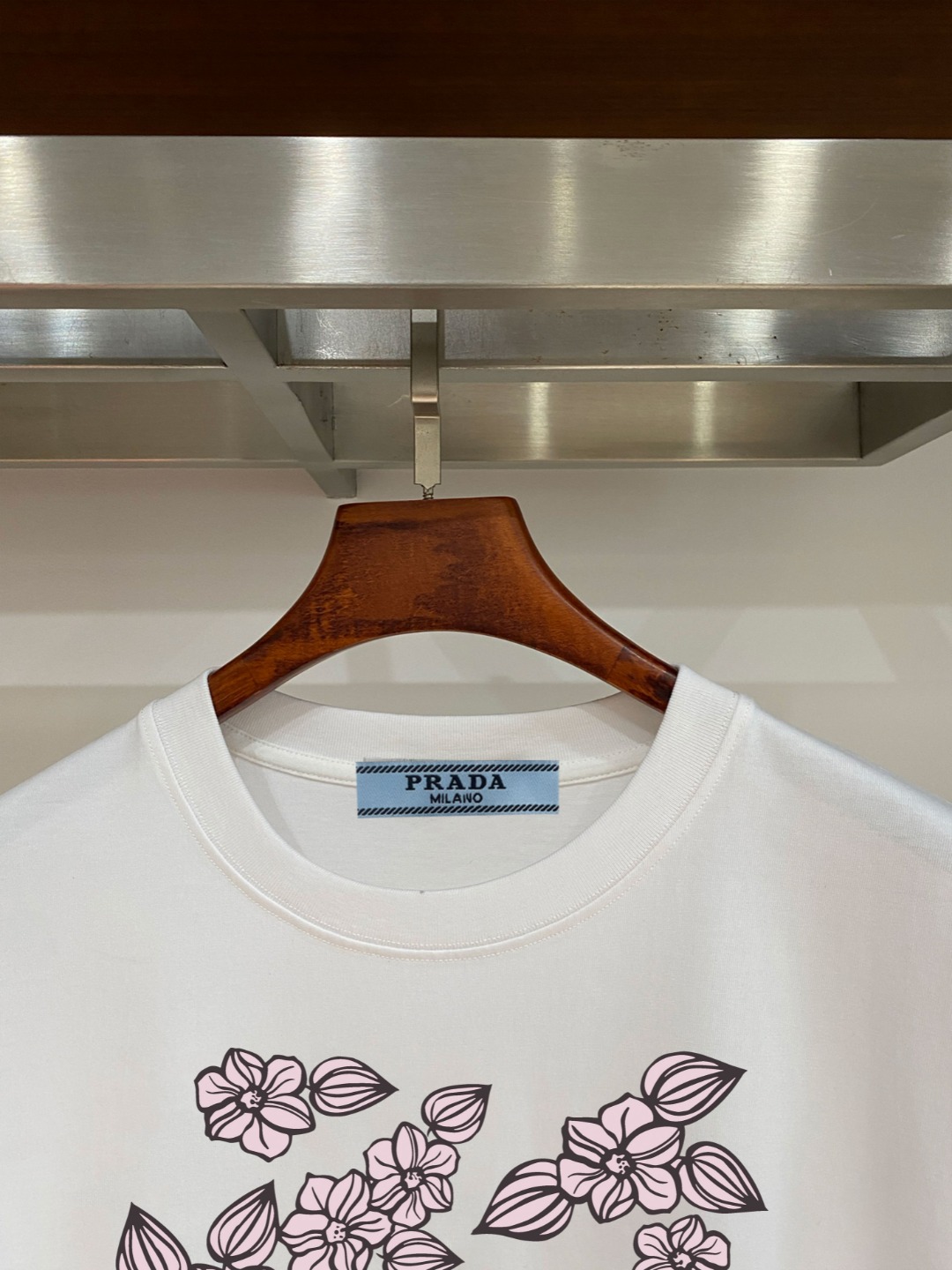 P70 普拉达PRADA 新款直喷工艺 高品质280克重磅短袖T恤，进口兄弟数码白墨直喷工艺 彰显不羁的个性与强大的气场 纯棉32支双纱面料，两遍缩水工艺，立体裁剪，面布做了蚀毛，手感非常好，亲肤透气，微宽松版型，上身舒适！ 日本Brother进口机数码直喷。色彩还原度 %，杜邦进口环保颜料，色牢度5级，经测验，洗涤100次，褪色程度不到1% 单品时尚感满满.日常出街或休闲都很百搭，轻松驾驭各种风格。色彩超鲜艳还透气，夏季必备 颜色：黑色/白色 码数：S-XL