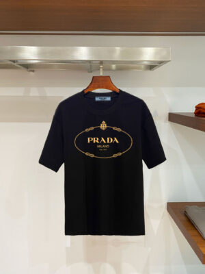 weigou_197784_0_ac658e95d3 P70 普拉达PRADA 新款直喷工艺 高品质280克重磅短袖T恤,进口兄弟数码白墨直喷工艺 彰显不羁的个性与强大的气场 纯棉32支双纱面料,两遍缩水工艺,立体裁剪,面布做了蚀毛,手感非常好,亲肤透气,微宽松版型,上身舒适! 日本Brother进口机数码直喷。色彩还原度 %,杜邦进口环保颜料,色牢度5级,经测验,洗涤100次,褪色程度不到1% 单品时尚感满满.日常出街或休闲都很百搭,轻松驾驭各种风格。色彩超鲜艳还透气,夏季必备 颜色:黑色/白色 码数:S-XL
