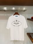 P70 普拉达PRADA 新款直喷工艺 高品质280克重磅短袖T恤，进口兄弟数码白墨直喷工艺 彰显不羁的个性与强大的气场 纯棉32支双纱面料，两遍缩水工艺，立体裁剪，面布做了蚀毛，手感非常好，亲肤透气，微宽松版型，上身舒适！ 日本Brother进口机数码直喷。色彩还原度 %，杜邦进口环保颜料，色牢度5级，经测验，洗涤100次，褪色程度不到1% 单品时尚感满满.日常出街或休闲都很百搭，轻松驾驭各种风格。色彩超鲜艳还透气，夏季必备 颜色：黑色/白色 码数：S-XL