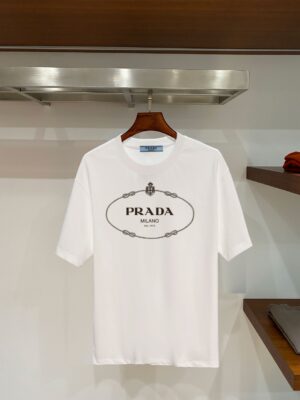 weigou_197798_0_b766b07dee P70 普拉达PRADA 新款直喷工艺 高品质280克重磅短袖T恤,进口兄弟数码白墨直喷工艺 彰显不羁的个性与强大的气场 纯棉32支双纱面料,两遍缩水工艺,立体裁剪,面布做了蚀毛,手感非常好,亲肤透气,微宽松版型,上身舒适! 日本Brother进口机数码直喷。色彩还原度 %,杜邦进口环保颜料,色牢度5级,经测验,洗涤100次,褪色程度不到1% 单品时尚感满满.日常出街或休闲都很百搭,轻松驾驭各种风格。色彩超鲜艳还透气,夏季必备 颜色:黑色/白色 码数:S-XL