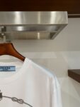 P70 普拉达PRADA 新款直喷工艺 高品质280克重磅短袖T恤，进口兄弟数码白墨直喷工艺 彰显不羁的个性与强大的气场 纯棉32支双纱面料，两遍缩水工艺，立体裁剪，面布做了蚀毛，手感非常好，亲肤透气，微宽松版型，上身舒适！ 日本Brother进口机数码直喷。色彩还原度 %，杜邦进口环保颜料，色牢度5级，经测验，洗涤100次，褪色程度不到1% 单品时尚感满满.日常出街或休闲都很百搭，轻松驾驭各种风格。色彩超鲜艳还透气，夏季必备 颜色：黑色/白色 码数：S-XL
