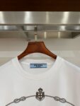 P70 普拉达PRADA 新款直喷工艺 高品质280克重磅短袖T恤，进口兄弟数码白墨直喷工艺 彰显不羁的个性与强大的气场 纯棉32支双纱面料，两遍缩水工艺，立体裁剪，面布做了蚀毛，手感非常好，亲肤透气，微宽松版型，上身舒适！ 日本Brother进口机数码直喷。色彩还原度 %，杜邦进口环保颜料，色牢度5级，经测验，洗涤100次，褪色程度不到1% 单品时尚感满满.日常出街或休闲都很百搭，轻松驾驭各种风格。色彩超鲜艳还透气，夏季必备 颜色：黑色/白色 码数：S-XL