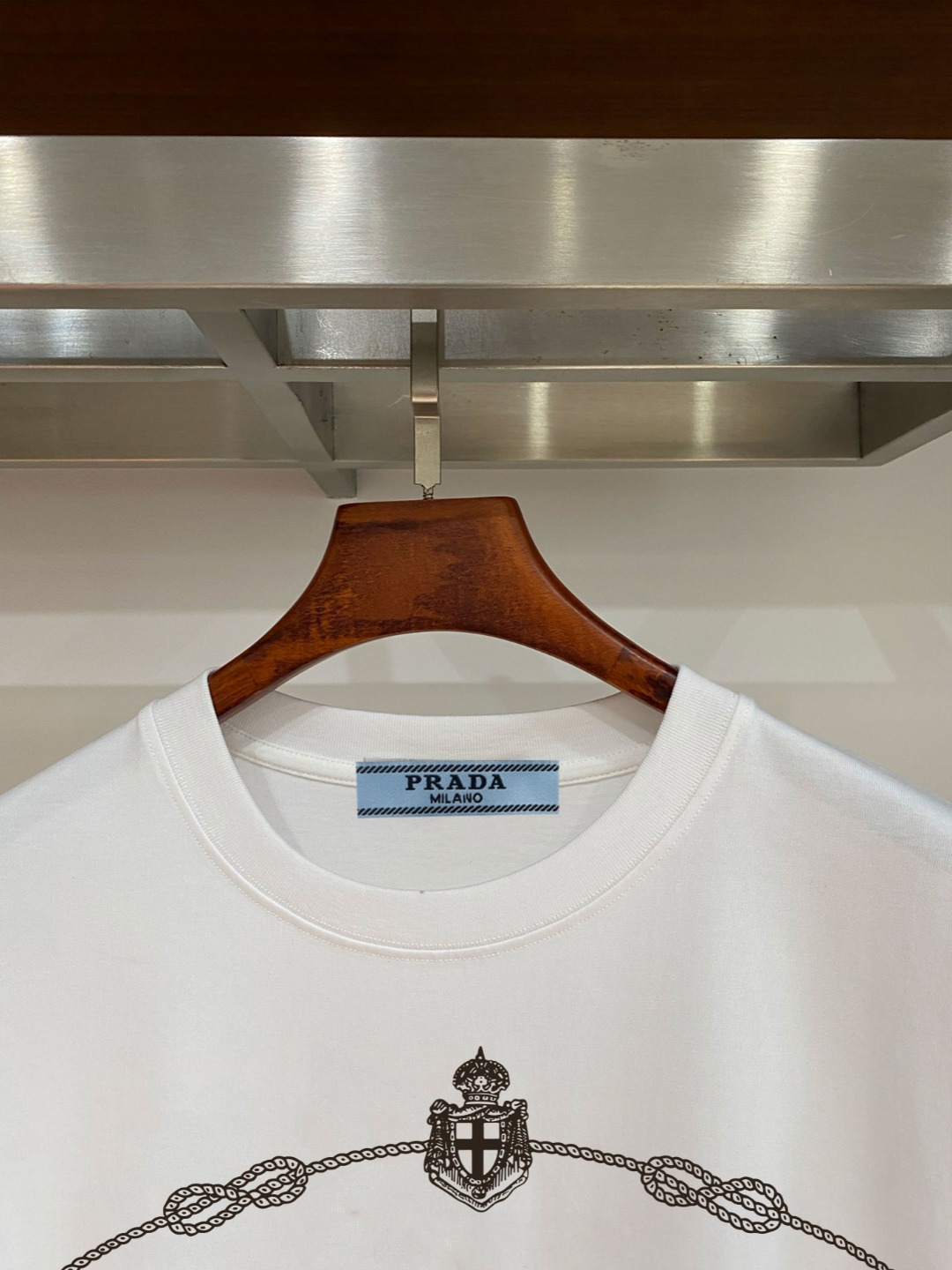 P70 普拉达PRADA 新款直喷工艺 高品质280克重磅短袖T恤，进口兄弟数码白墨直喷工艺 彰显不羁的个性与强大的气场 纯棉32支双纱面料，两遍缩水工艺，立体裁剪，面布做了蚀毛，手感非常好，亲肤透气，微宽松版型，上身舒适！ 日本Brother进口机数码直喷。色彩还原度 %，杜邦进口环保颜料，色牢度5级，经测验，洗涤100次，褪色程度不到1% 单品时尚感满满.日常出街或休闲都很百搭，轻松驾驭各种风格。色彩超鲜艳还透气，夏季必备 颜色：黑色/白色 码数：S-XL