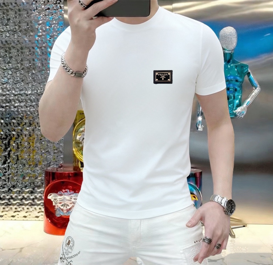 weigou_197827_0_fd60f901eb P70 品牌: 普拉达 (胖子福音)原单男士休闲短袖T恤,2026春夏新品,定制胸前顶级logo 工艺、搭配整件细节 品质及剪裁设计都堪称一流,定制进口丝光棉面料!型格十足,配色轻熟百搭。M-5XL(穿到220斤)