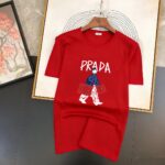 P70 品牌： 普拉达 (胖子福音)原单男士休闲短袖T恤，2026春夏新品，定制胸前顶级logo 工艺、搭配整件细节 品质及剪裁设计都堪称一流，定制进口丝光棉面料！型格十足，配色轻熟百搭。M-5XL(穿到220斤)