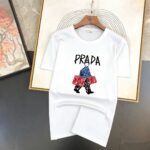 P70 品牌： 普拉达 (胖子福音)原单男士休闲短袖T恤，2026春夏新品，定制胸前顶级logo 工艺、搭配整件细节 品质及剪裁设计都堪称一流，定制进口丝光棉面料！型格十足，配色轻熟百搭。M-5XL(穿到220斤)