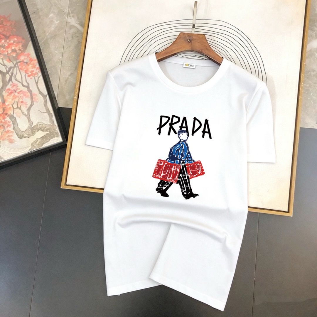 P70 品牌： 普拉达 (胖子福音)原单男士休闲短袖T恤，2026春夏新品，定制胸前顶级logo 工艺、搭配整件细节 品质及剪裁设计都堪称一流，定制进口丝光棉面料！型格十足，配色轻熟百搭。M-5XL(穿到220斤)