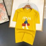P70 品牌： 普拉达 (胖子福音)原单男士休闲短袖T恤，2026春夏新品，定制胸前顶级logo 工艺、搭配整件细节 品质及剪裁设计都堪称一流，定制进口丝光棉面料！型格十足，配色轻熟百搭。M-5XL(穿到220斤)