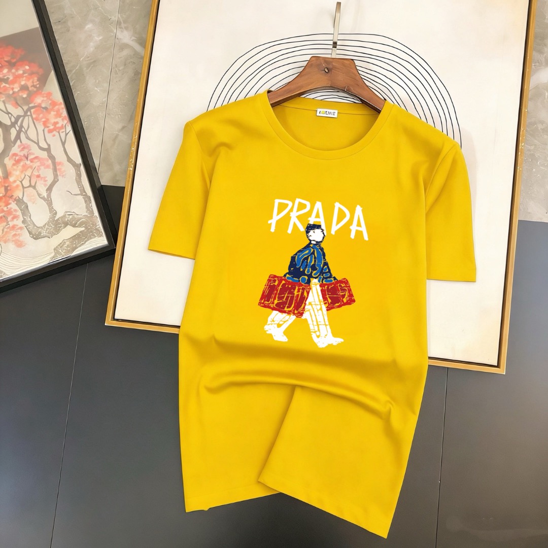 P70 品牌： 普拉达 (胖子福音)原单男士休闲短袖T恤，2026春夏新品，定制胸前顶级logo 工艺、搭配整件细节 品质及剪裁设计都堪称一流，定制进口丝光棉面料！型格十足，配色轻熟百搭。M-5XL(穿到220斤)