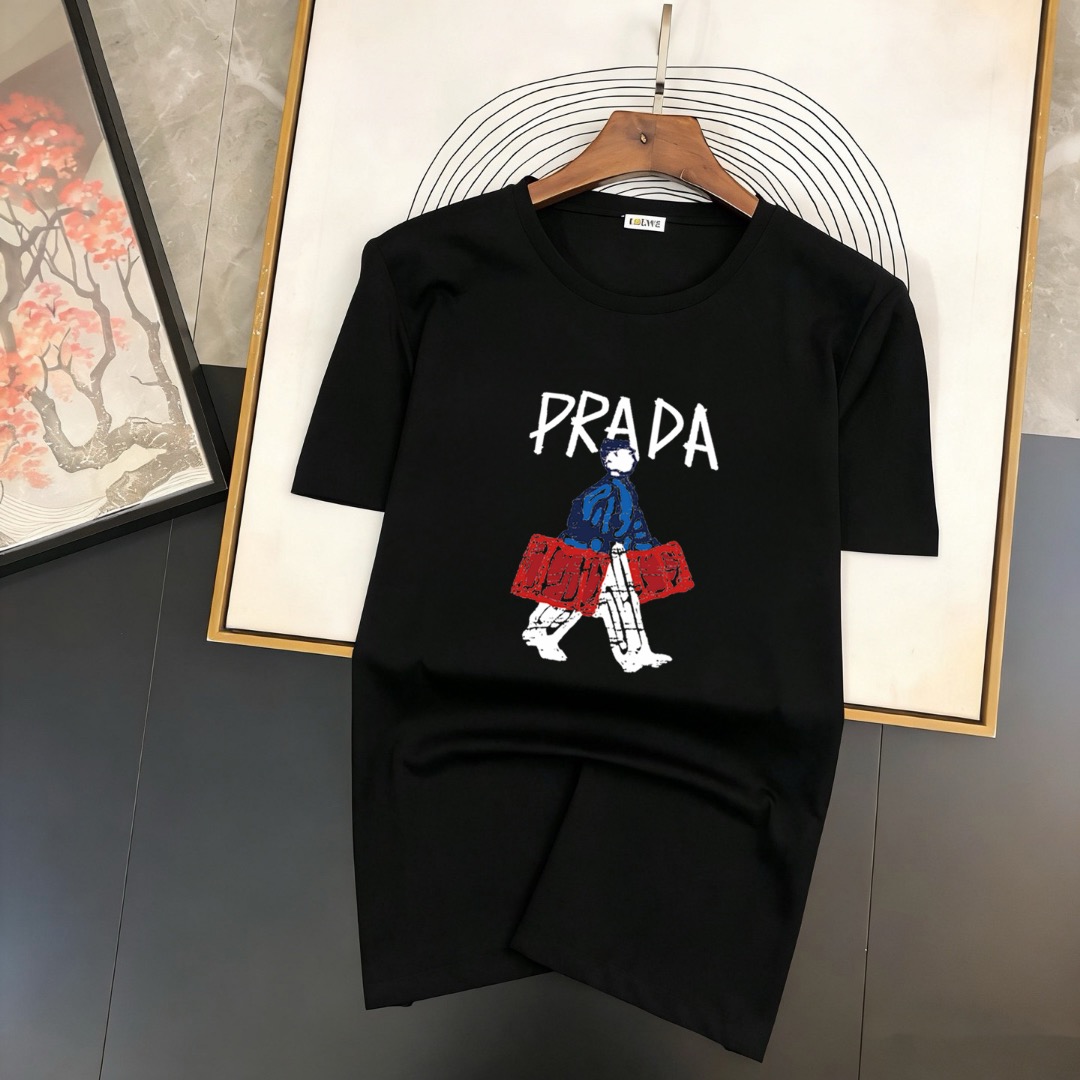 P70 品牌： 普拉达 (胖子福音)原单男士休闲短袖T恤，2026春夏新品，定制胸前顶级logo 工艺、搭配整件细节 品质及剪裁设计都堪称一流，定制进口丝光棉面料！型格十足，配色轻熟百搭。M-5XL(穿到220斤)