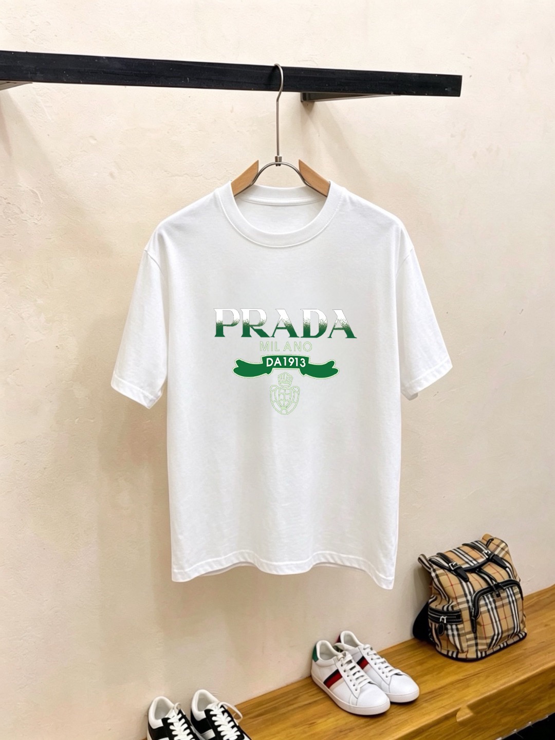 P70 品牌： 普拉达 (胖子福音)原单男士休闲短袖T恤，2026春夏新品，定制胸前顶级logo 工艺、搭配整件细节 品质及剪裁设计都堪称一流，定制进口丝光棉面料！型格十足，配色轻熟百搭。M-5XL(穿到220斤)
