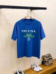 P70 品牌： 普拉达 (胖子福音)原单男士休闲短袖T恤，2026春夏新品，定制胸前顶级logo 工艺、搭配整件细节 品质及剪裁设计都堪称一流，定制进口丝光棉面料！型格十足，配色轻熟百搭。M-5XL(穿到220斤)