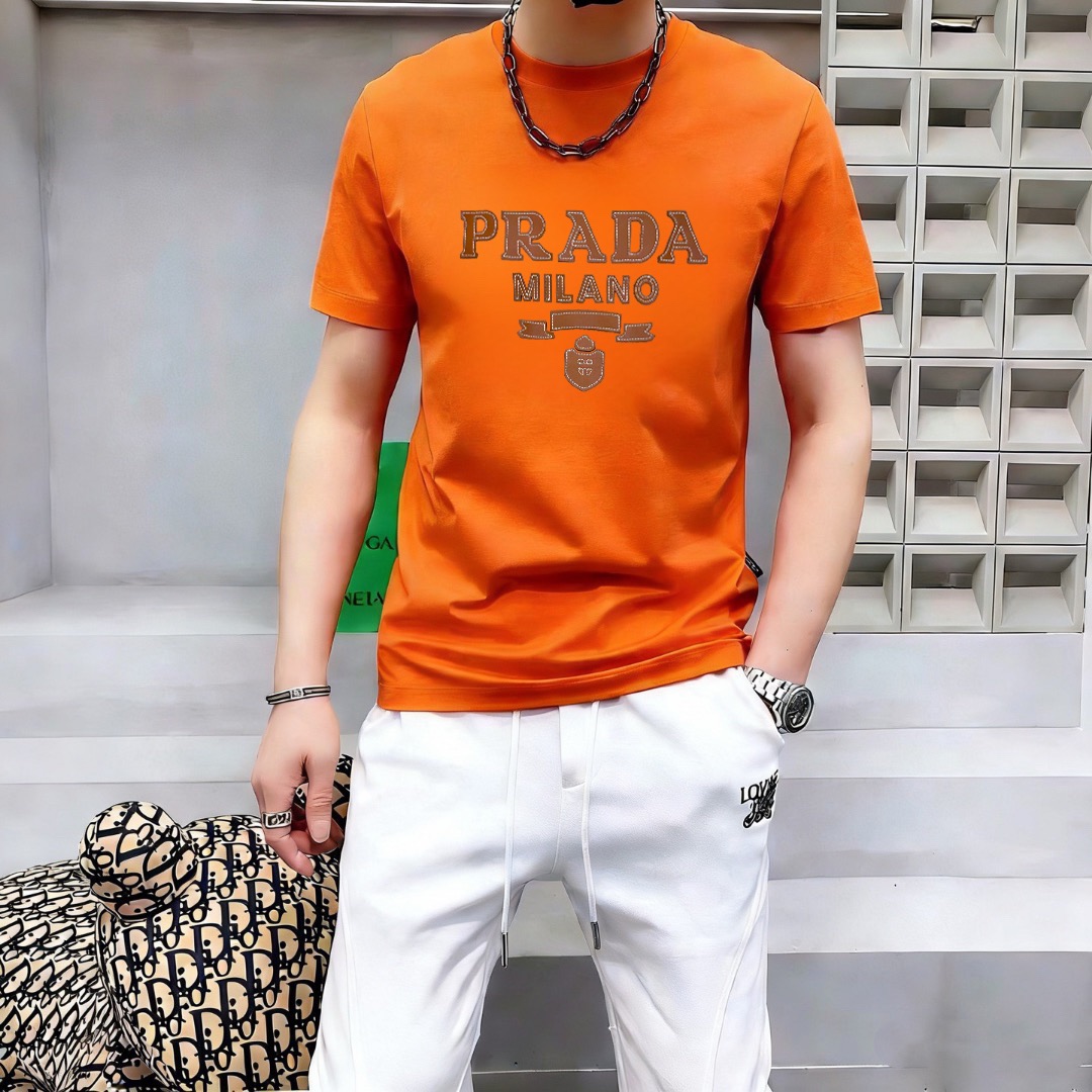 P70 品牌： 普拉达 (胖子福音)原单男士休闲短袖T恤，2026春夏新品，定制胸前顶级logo 工艺、搭配整件细节 品质及剪裁设计都堪称一流，定制进口丝光棉面料！型格十足，配色轻熟百搭。M-5XL(穿到220斤)