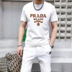 P70 品牌： 普拉达 (胖子福音)原单男士休闲短袖T恤，2026春夏新品，定制胸前顶级logo 工艺、搭配整件细节 品质及剪裁设计都堪称一流，定制进口丝光棉面料！型格十足，配色轻熟百搭。M-5XL(穿到220斤)