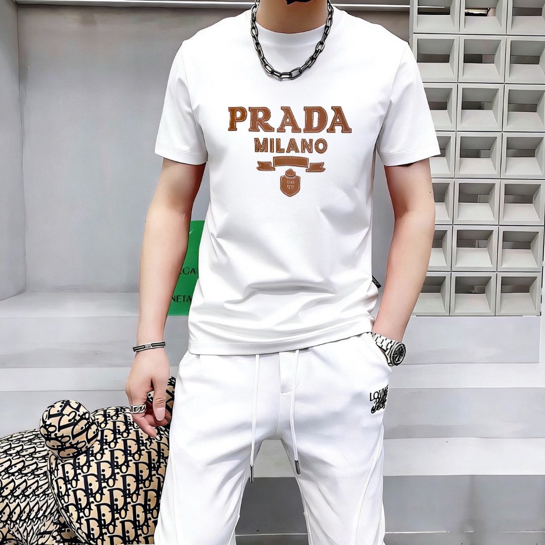 P70 品牌： 普拉达 (胖子福音)原单男士休闲短袖T恤，2026春夏新品，定制胸前顶级logo 工艺、搭配整件细节 品质及剪裁设计都堪称一流，定制进口丝光棉面料！型格十足，配色轻熟百搭。M-5XL(穿到220斤)