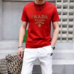 P70 品牌： 普拉达 (胖子福音)原单男士休闲短袖T恤，2026春夏新品，定制胸前顶级logo 工艺、搭配整件细节 品质及剪裁设计都堪称一流，定制进口丝光棉面料！型格十足，配色轻熟百搭。M-5XL(穿到220斤)
