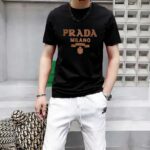 P70 品牌： 普拉达 (胖子福音)原单男士休闲短袖T恤，2026春夏新品，定制胸前顶级logo 工艺、搭配整件细节 品质及剪裁设计都堪称一流，定制进口丝光棉面料！型格十足，配色轻熟百搭。M-5XL(穿到220斤)
