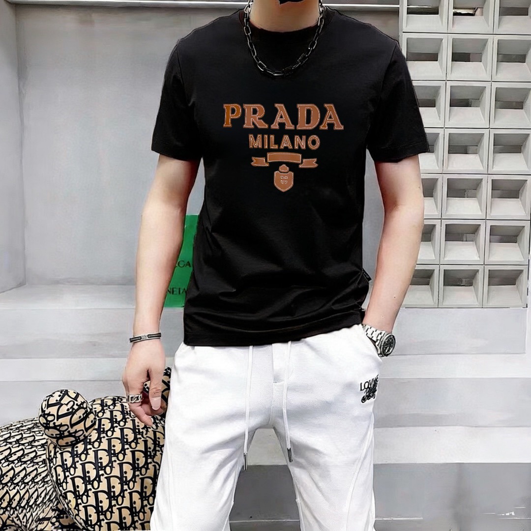 P70 品牌： 普拉达 (胖子福音)原单男士休闲短袖T恤，2026春夏新品，定制胸前顶级logo 工艺、搭配整件细节 品质及剪裁设计都堪称一流，定制进口丝光棉面料！型格十足，配色轻熟百搭。M-5XL(穿到220斤)