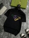 P70 品牌： 普拉达 (胖子福音)原单男士休闲短袖T恤，2026春夏新品，定制胸前顶级logo 工艺、搭配整件细节 品质及剪裁设计都堪称一流，定制进口丝光棉面料！型格十足，配色轻熟百搭。M-5XL(穿到220斤)