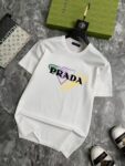 P70 品牌： 普拉达 (胖子福音)原单男士休闲短袖T恤，2026春夏新品，定制胸前顶级logo 工艺、搭配整件细节 品质及剪裁设计都堪称一流，定制进口丝光棉面料！型格十足，配色轻熟百搭。M-5XL(穿到220斤)