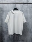 P70 【PRADA】普拉达26SS经典植绒印花字母短袖T恤男女同款 采用顶级280克定制双纱纯棉面料质感非常柔软舒服 搭配320克1x1螺纹(面料螺纹同缸定染无色差不易变形)定制 领标洗水唛吊牌 包装🎗 os落肩宽松版型春夏最新砖柜同步男女同款 颜色:黑色，白色 尺码：XS-L