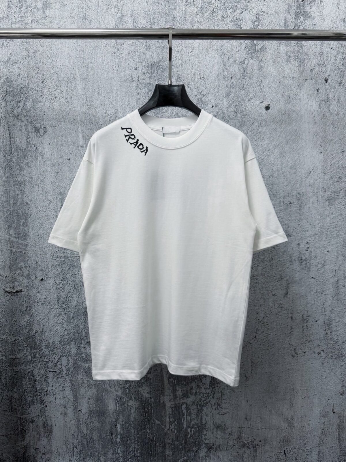 P70 【PRADA】普拉达26SS经典植绒印花字母短袖T恤男女同款 采用顶级280克定制双纱纯棉面料质感非常柔软舒服 搭配320克1x1螺纹(面料螺纹同缸定染无色差不易变形)定制 领标洗水唛吊牌 包装🎗 os落肩宽松版型春夏最新砖柜同步男女同款 颜色:黑色，白色 尺码：XS-L