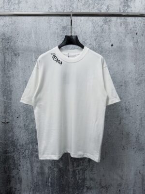 weigou_197913_0_884c8bf035 P70 【PRADA】普拉达26SS经典植绒印花字母短袖T恤男女同款 采用顶级280克定制双纱纯棉面料质感非常柔软舒服 搭配320克1x1螺纹(面料螺纹同缸定染无色差不易变形)定制 领标洗水唛吊牌 包装🎗 os落肩宽松版型春夏最新砖柜同步男女同款 颜色:黑色,白色 尺码:XS-L