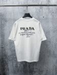 P70 【PRADA】普拉达26SS经典植绒印花字母短袖T恤男女同款 采用顶级280克定制双纱纯棉面料质感非常柔软舒服 搭配320克1x1螺纹(面料螺纹同缸定染无色差不易变形)定制 领标洗水唛吊牌 包装🎗 os落肩宽松版型春夏最新砖柜同步男女同款 颜色:黑色，白色 尺码：XS-L