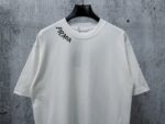 P70 【PRADA】普拉达26SS经典植绒印花字母短袖T恤男女同款 采用顶级280克定制双纱纯棉面料质感非常柔软舒服 搭配320克1x1螺纹(面料螺纹同缸定染无色差不易变形)定制 领标洗水唛吊牌 包装🎗 os落肩宽松版型春夏最新砖柜同步男女同款 颜色:黑色，白色 尺码：XS-L